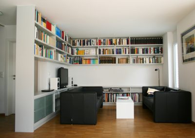 Bücherregal